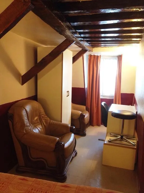 Hotel Du Pont Neuf Paříž
