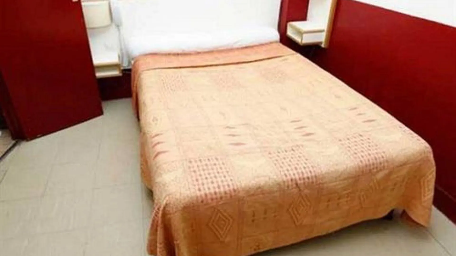 Du Pont Neuf Hotel *